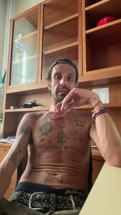 Bebo232323 live cam on Cam4