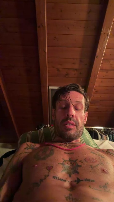 Bebo232323 live cam on Cam4