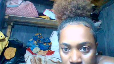 Beee live cam on Cam4