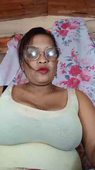 Bella93 live cam on Cam4