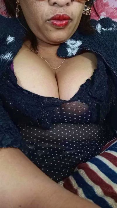 Bella93 live cam on Cam4