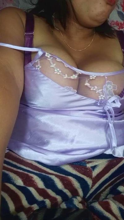 Bella93 live cam on Cam4