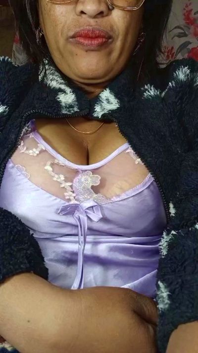 Bella93 live cam on Cam4