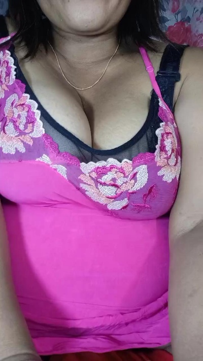 Bella93 live cam on Cam4
