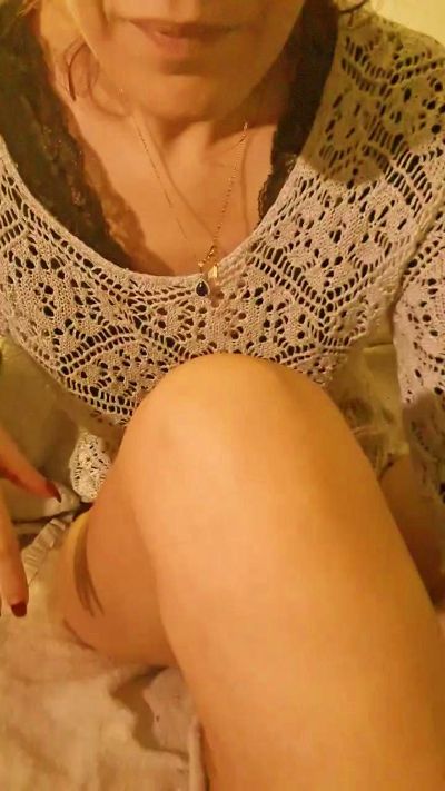 Bella96 live cam on Cam4