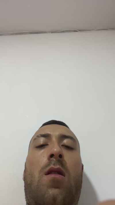 Bellohot1525 live cam on Cam4
