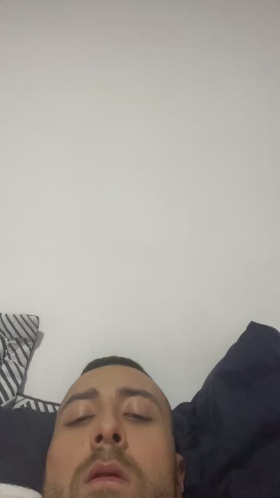 Bellohot1525 live cam on Cam4