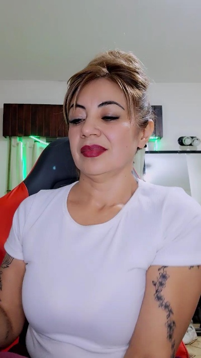 Belu_milf live cam on Cam4