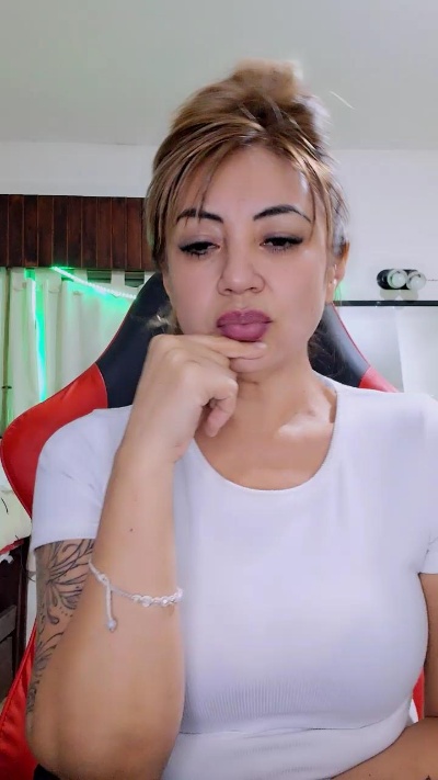 Belu_milf live cam on Cam4