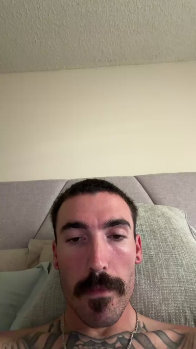 BigDickJohnny25 live cam on Cam4