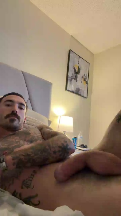 BigDickJohnny25 live cam on Cam4