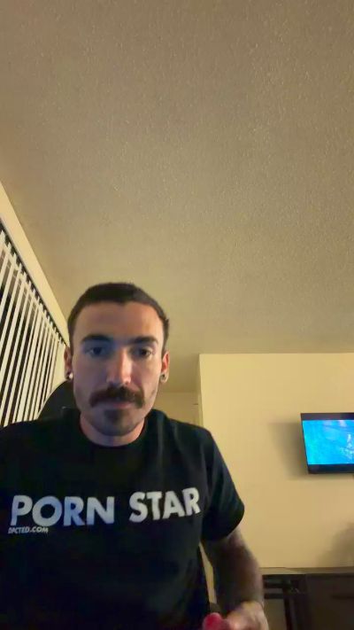 BigDickJohnny25 live cam on Cam4