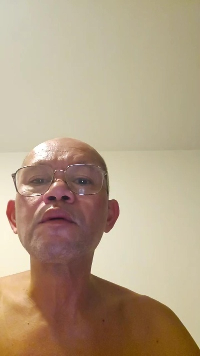 Bigzen72 live cam on Cam4