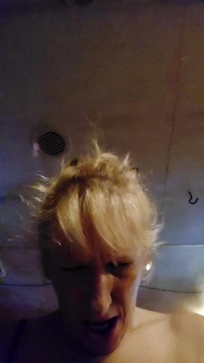 Blonde2go live cam on Cam4