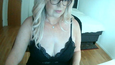 BlondeBridget live cam on Cam4