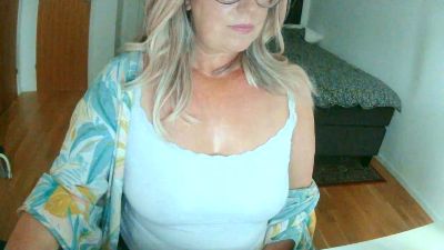 BlondeBridget live cam on Cam4