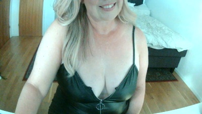 BlondeBridget live cam on Cam4