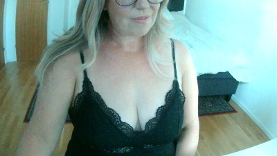 BlondeBridget live cam on Cam4