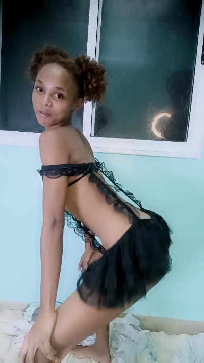 BlondeG live cam on Cam4