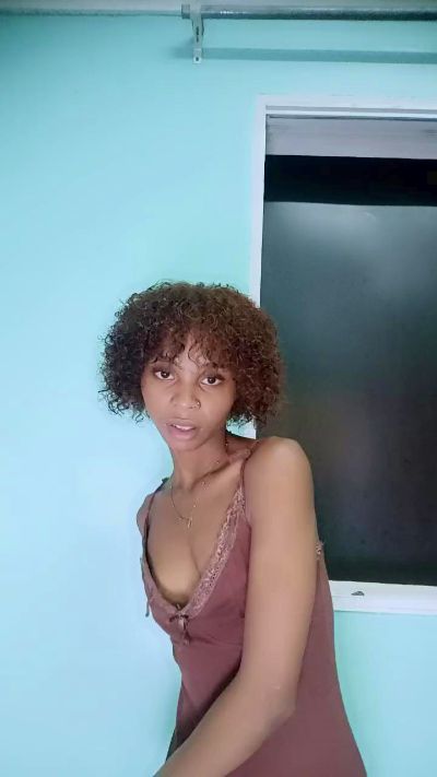 BlondeG live cam on Cam4