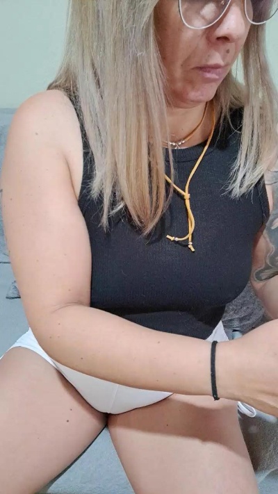 Blondie_Love live cam on Cam4