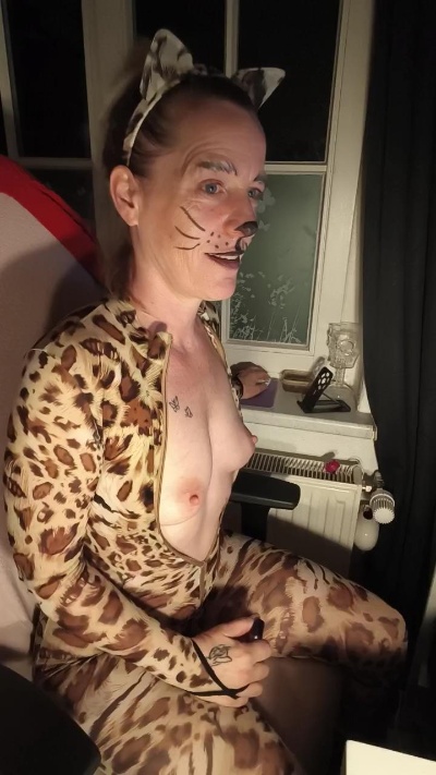 BlueEye_Girl live cam on Cam4