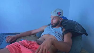 Bobbychulo1 live cam on Cam4
