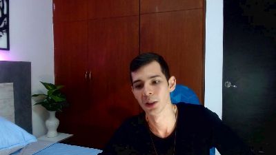 Brandon_Wolf live cam on Cam4