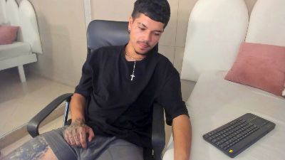 Briian__ live cam on Cam4