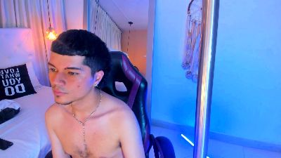 Briian__ live cam on Cam4