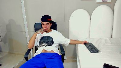 Briian__ live cam on Cam4