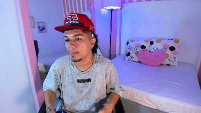 Briian__ live cam on Cam4