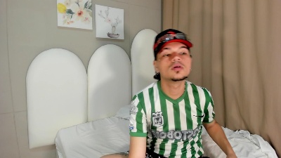 Briian__ live cam on Cam4