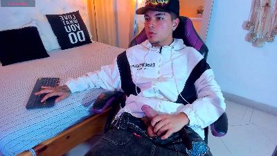 Briian__ live cam on Cam4