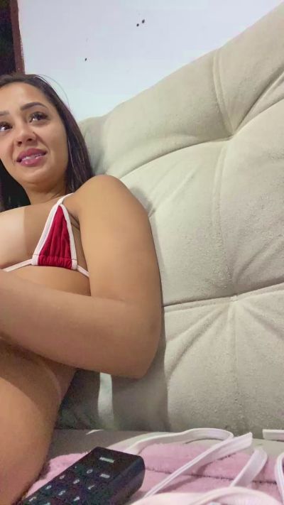 Bruninha04 live cam on Cam4
