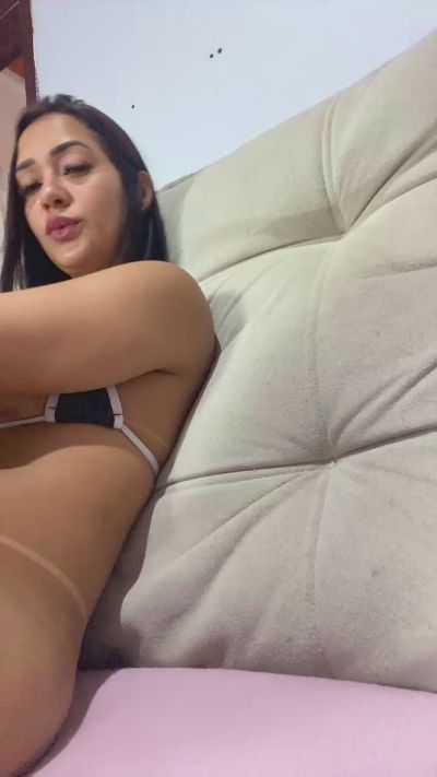Bruninha04 live cam on Cam4