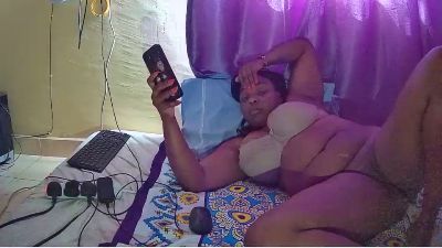 BustieLuxx live cam on Cam4