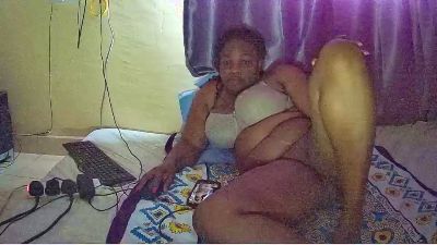 BustieLuxx live cam on Cam4