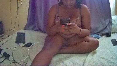 BustieLuxx live cam on Cam4