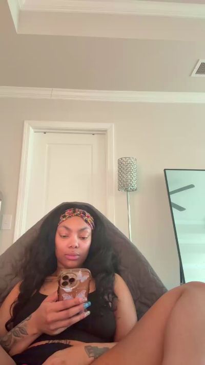 Butterflybootyy live cam on Cam4