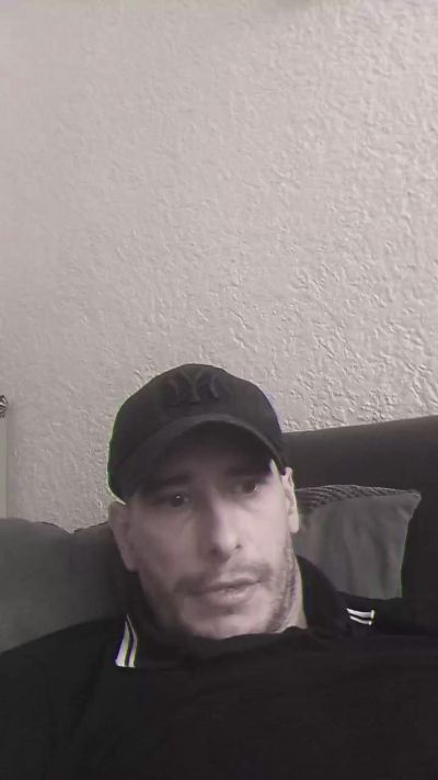 Buzzy live cam on Cam4