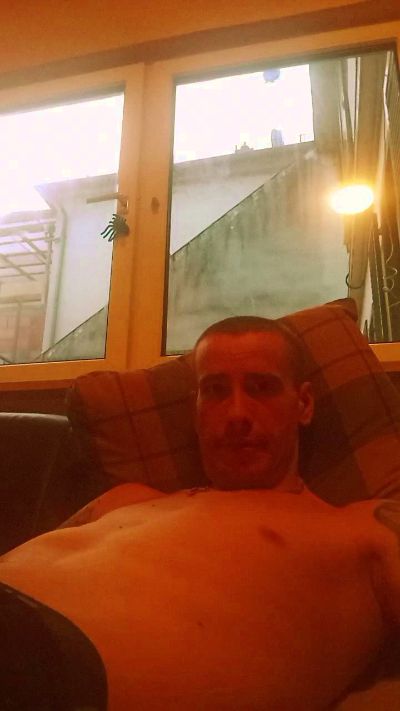 Buzzy live cam on Cam4