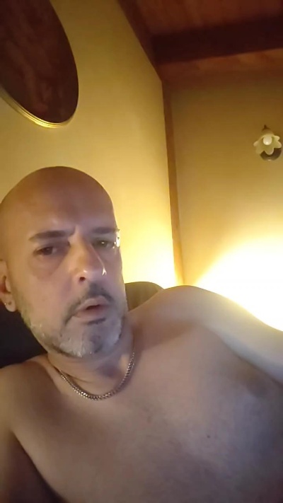 CIONDOLONE82 live cam on Cam4