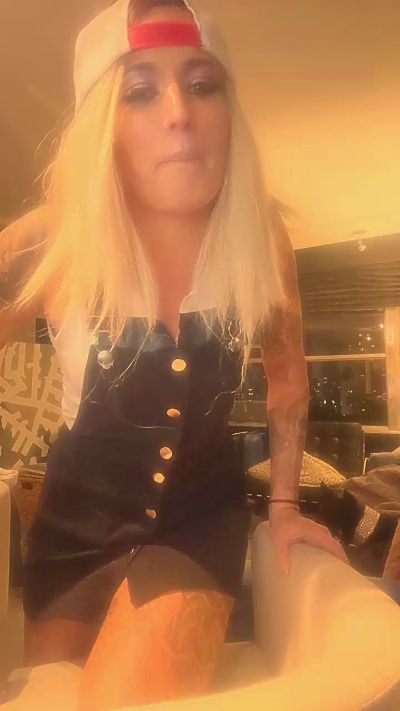 Callmeholly421 live cam on Cam4