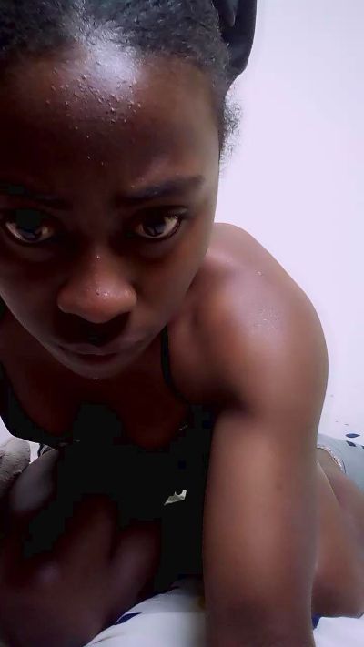Camillah02 live cam on Cam4