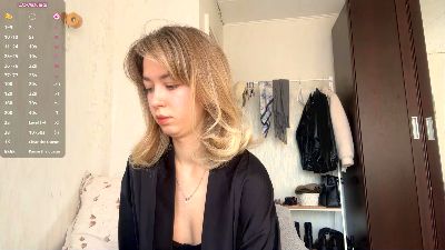CarinaDrobot live cam on Cam4