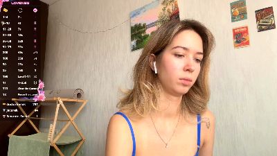 CarinaDrobot live cam on Cam4