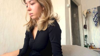 CarinaDrobot live cam on Cam4