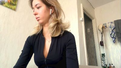 CarinaDrobot live cam on Cam4