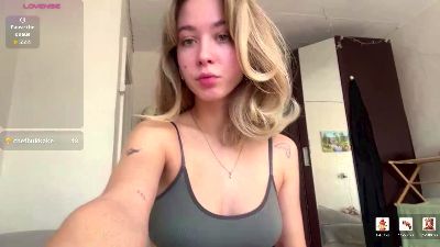 CarinaDrobot live cam on Cam4